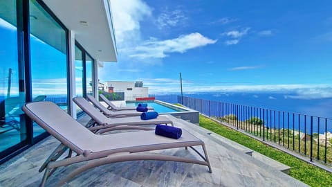 Luxurious Calheta villa: Sleek modern design with panoramic ocean view. Pool, BBQ, and stunning contemporary decor. A perfect retreat for a stylish and relaxing escape. #oceanview #pool #calheta #holidays