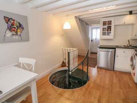 Dishwasher, electric kettle, toaster, cookware/dishes/utensils