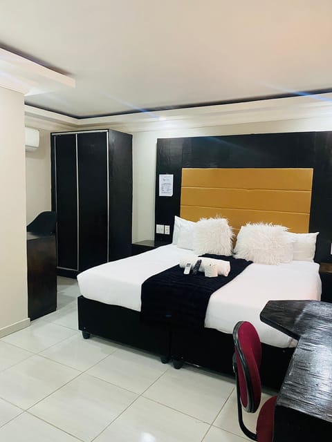 Deluxe Studio, Pool View | Soundproofing, iron/ironing board, free WiFi