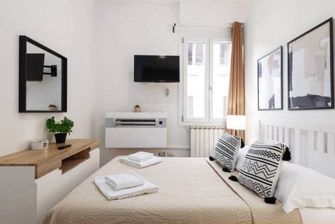 “Sublime Home” – Angolo di charme nel cuore di Firenze Nel pieno centro di Firenze, Sublime Home è l’appartamento perfetto per chi cerca un’oasi di charme e intimità. Le due eleganti camere matrimoniali, ciascuna con il proprio bagno privato, sono cu