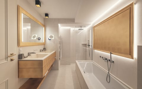 Superior Suite, Courtyard View | Bathroom | Designer toiletries, hair dryer, bathrobes, slippers