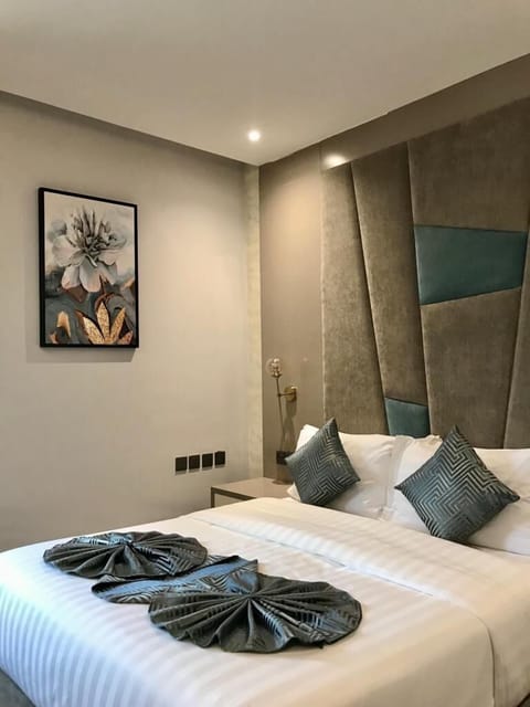 Junior Suite | In-room safe, blackout drapes, iron/ironing board, free WiFi