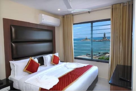 Deluxe Double Room, Sea View | In-room dining