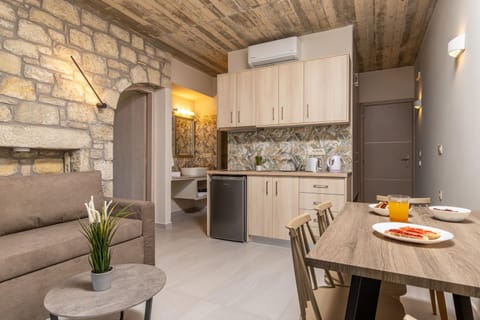 Superior Apartment | Private kitchen | Mini-fridge, toaster, cookware/dishes/utensils, paper towels