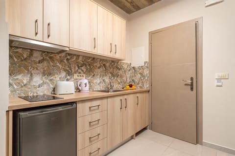 Grand Studio | Private kitchen | Mini-fridge, toaster, cookware/dishes/utensils, paper towels