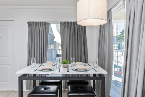 Two Bedroom Suite, Full Kitchen & Private Bath | In-room dining