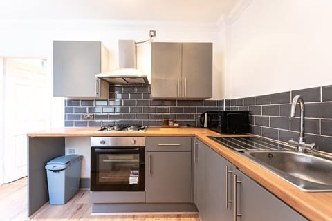 The fully equipped kitchen benefits from a 4-ring gas hob, fridge/freezer, washing machine, microwave, kettle, toaster and everything you need for a long or short stay in Liverpool.