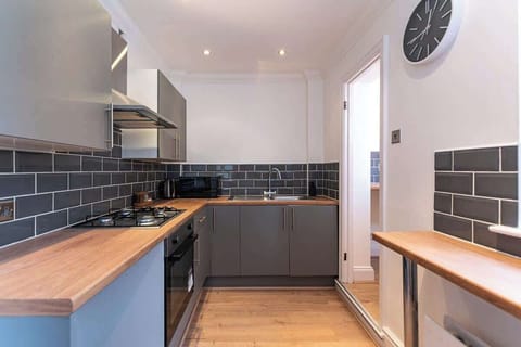 The fully equipped kitchen benefits from a 4-ring gas hob, fridge/freezer, washing machine, microwave, kettle, toaster and everything you need for a long or short stay in Liverpool.