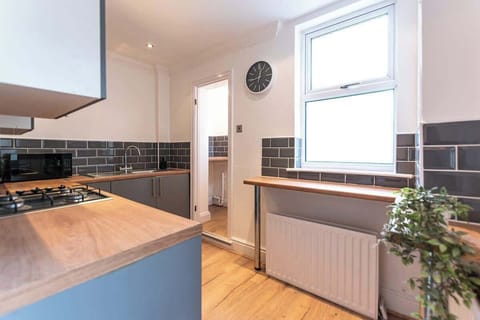 The fully equipped kitchen benefits from a 4-ring gas hob, fridge/freezer, washing machine, microwave, kettle, toaster and everything you need for a long or short stay in Liverpool.