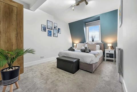Relax in the double bedroom at Blue Puffin Stays Short Lets & Serviced Accommodation, complete with high-quality bed, premium linens, and a cosy lampshade—perfect for a restful night after a day of exploring