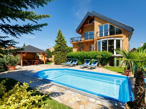 Water, Plant, Building, Daytime, Property, Sky, Swimming Pool, Azure, Tree, Body Of Water