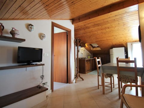 Water, Plant, Building, Daytime, Property, Sky, Swimming Pool, Azure, Tree, Body Of Water