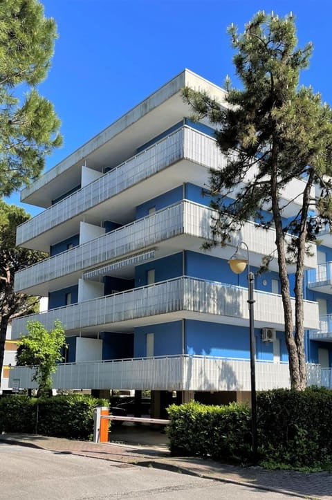 Sky, Building, Plant, Daytime, Window, Tree, Urban Design, Tower Block, Condominium, Facade