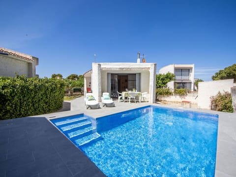 Water, Plant, Property, Building, Swimming Pool, Azure, Sky, Body Of Water, Outdoor Furniture, Rectangle