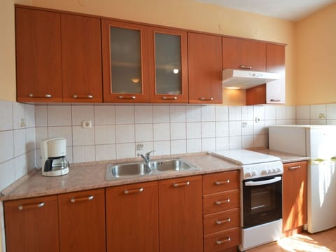 Brown, Countertop, Cabinetry, Kitchen Sink, Property, Sink, Furniture, Building, Tap, White