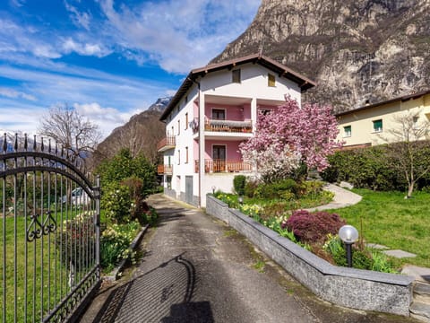 Plant, Building, Cloud, Sky, Daytime, Property, House, Window, Mountain, Land Lot