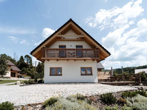 Cloud, Sky, Plant, Building, Property, Window, Land Lot, House, Wood, Tree