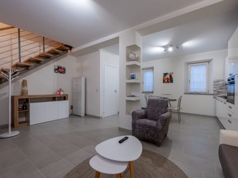 Water, Plant, Sky, Property, Daytime, Building, Swimming Pool, Azure, Blue, Tree