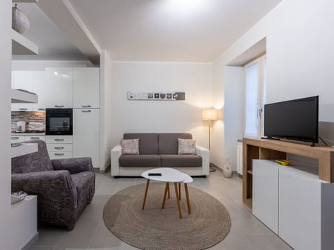 Water, Plant, Sky, Property, Daytime, Building, Swimming Pool, Azure, Blue, Tree