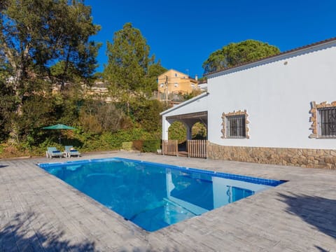 Water, Sky, Cloud, Property, Swimming Pool, Building, Plant, Seaside Resort, Tree, Outdoor Furniture