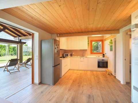 Wood, Hall, Interior Design, Flooring, Floor, Wood Stain, Beam, Living Room, Laminate Flooring, Wall