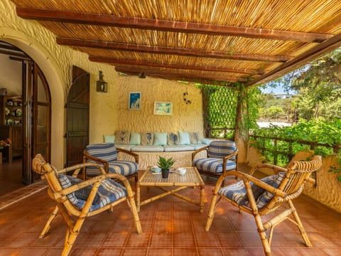 Table, Property, Plant, Furniture, Wood, Chair, Building, Outdoor Furniture, Outdoor Table, Interior Design