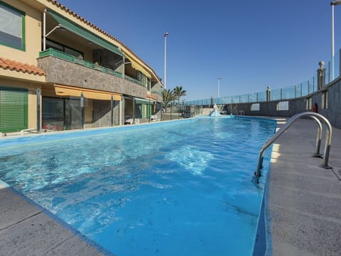 Water, Sky, Window, Swimming Pool, Blue, Azure, Building, Leisure, Plant, Aqua