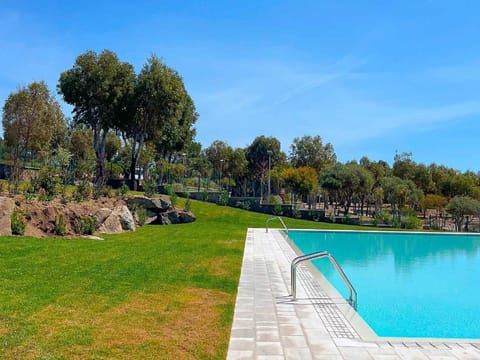 Sky, Water, Plant, Tree, Natural Landscape, Bank, Grass, Leisure, Swimming Pool, Rectangle