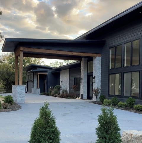 The Quiet Rock Lodge on the Brixen Ivy Ranch