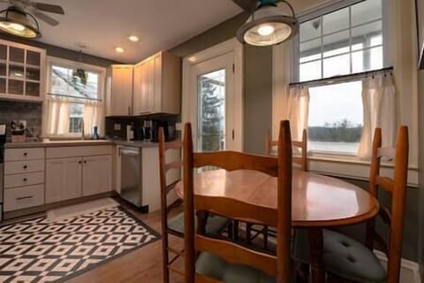 Eat in kitchen will all the amenities.