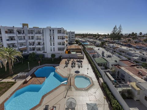 Water, Building, Sky, Daytime, Property, Swimming Pool, Azure, Window, Tower Block, Plant