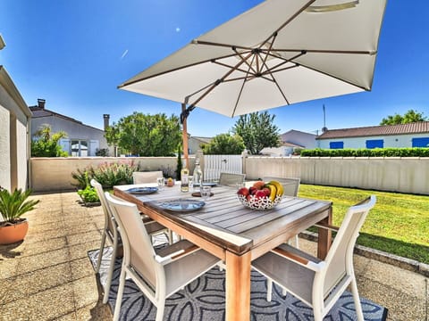 Table, Furniture, Plant, Sky, Property, Building, Azure, Outdoor Table, Shade, Flowerpot