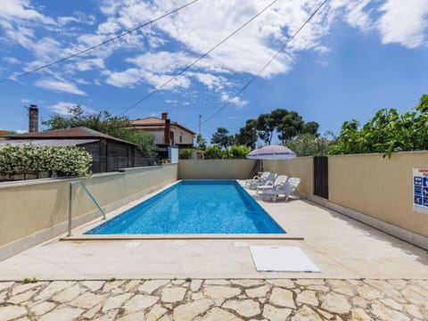 Cloud, Plant, Sky, Property, Water, Swimming Pool, Azure, Tree, Building, Shade