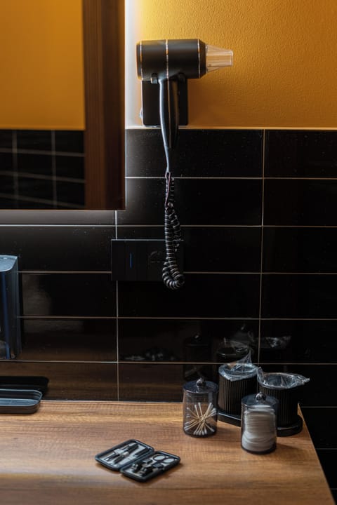 Suite Quadrupla con balcone | Bathroom | Hair dryer, slippers, towels, soap