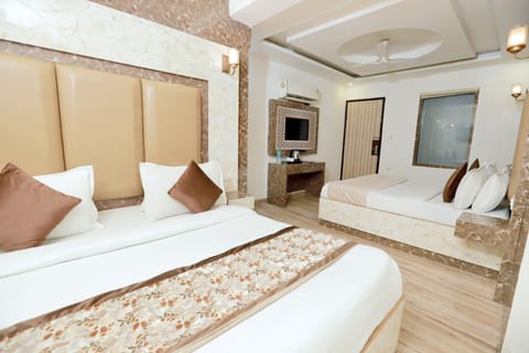 Deluxe Quadruple Room | Living area | Flat-screen TV