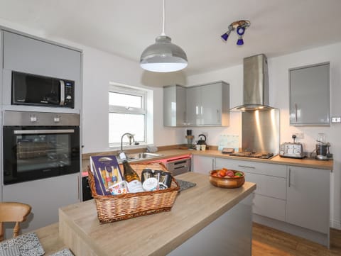 Dishwasher, electric kettle, cookware/dishes/utensils