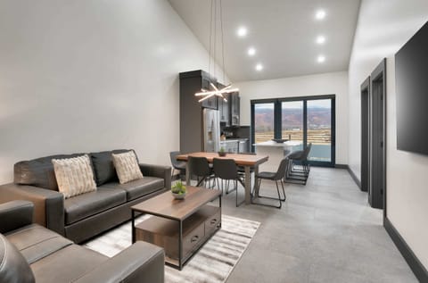 Living Area (Queen Size Pullout Couch)