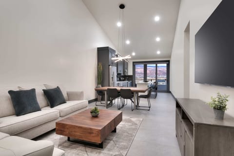 Living Area (Queen Size Pullout Couch)