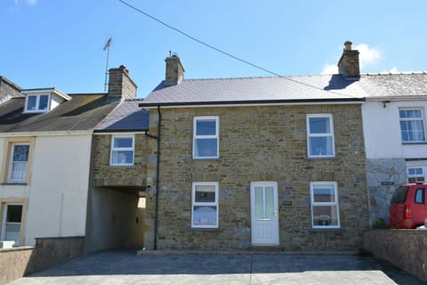 The outside of Arwel