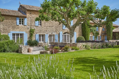 Exceptional stone house to rent in the heart of Provence