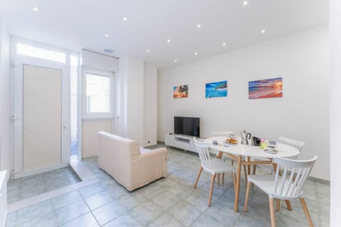 Apartment, City View | Living area | 32-inch flat-screen TV with satellite channels