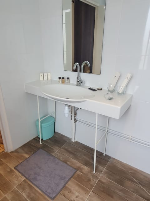 Senior Twin Room | Bathroom | Shower, designer toiletries, hair dryer, bathrobes