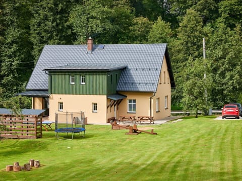 Property, Plant, Building, Car, Window, Tree, House, Land Lot, Grass, Cottage