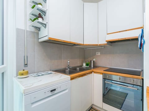 Cloud, Sky, Plant, Arecales, Shade, Tree, Coastal And Oceanic Landforms, Leisure, Terrestrial Plant, Boat