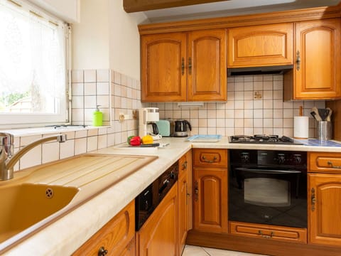 Countertop, Cabinetry, Property, Furniture, Kitchen, Wood, Building, Kitchen Sink, Window, Interior Design