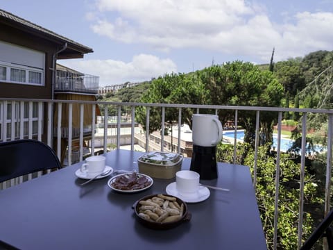 Table, Tableware, Cloud, Furniture, Sky, Property, Food, Building, Chair, Dishware
