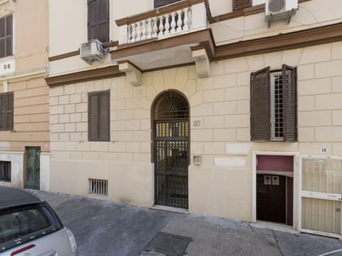 Property, Building, Window, Car, Vehicle, Door, Architecture, Neighbourhood, Residential Area, Wall