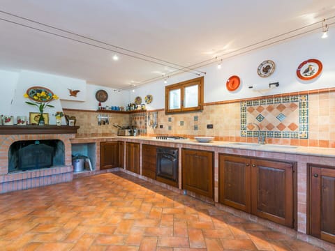 Cabinetry, Countertop, Wood, Interior Design, Architecture, Kitchen, Flooring, House, Floor, Wood Stain