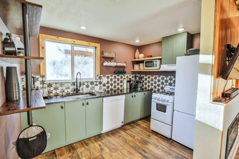 Everything you need to cook is right here! You’re sure to enjoy the well-equipped kitchen at Zen Zion Hummingbird.