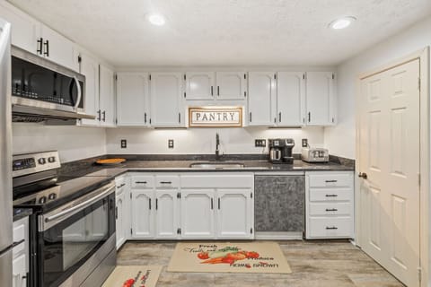 Fully stock kitchen with coffeemaker, toaster, panini press, instant cooker and all cooking essentials